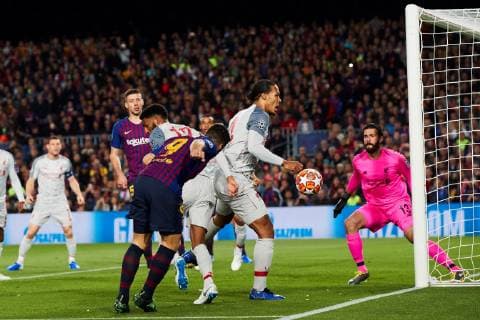 FC Barcelona Barca s Luis Suarez (L) vies for the ball with Liverpool s Van Djk during the UEFA Champions League first leg semifinal match between FC Barcelona and Liverpool in Barcelona, Catalonia, Spain, 01 May 2019. Barcelona - Liverpool !ACHTUNG: NUR REDAKTIONELLE NUTZUNG!  Copyright: xAlejandroxGarciax GRAF1604 20190501-636923430158968928