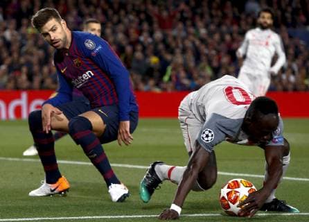 FC Barcelona Barca s Gerard Pique (R) vies for the ball with Liverpool s Mane (R) during the UEFA Champions League first leg semifinal match between FC Barcelona and Liverpool in Barcelona, Catalonia, Spain, 01 May 2019. Barcelona - Liverpool !ACHTUNG: NUR REDAKTIONELLE NUTZUNG!  Copyright: xEnricxFontcubertax GRAF1619 20190501-636923432142628446