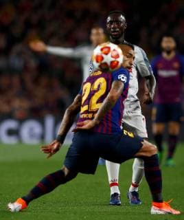 FC Barcelona Barca s Arturo Vidal vies for the ball with Liverpool s Mane during the UEFA Champions League first leg semifinal match between FC Barcelona and Liverpool in Barcelona, Catalonia, Spain, 01 May 2019. Barcelona - Liverpool !ACHTUNG: NUR REDAKTIONELLE NUTZUNG!  Copyright: xEnricxFontcubertax GRAF1633 20190501-636923434117350115