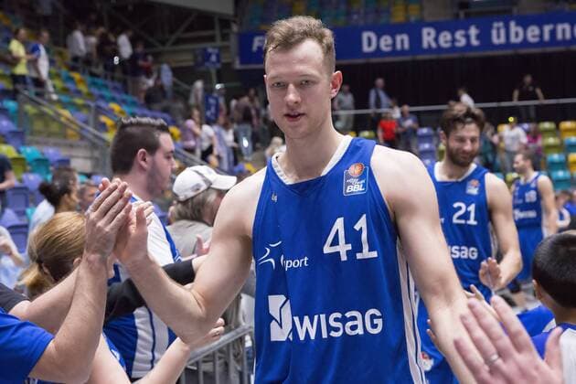 Fraport Skyliners Mitteldeutscher BC 1 BBL Niklas Kiel Fraport Skyliners 41 on the lap of honour Frankfurt am Main Hessen Germany Fraport Arena