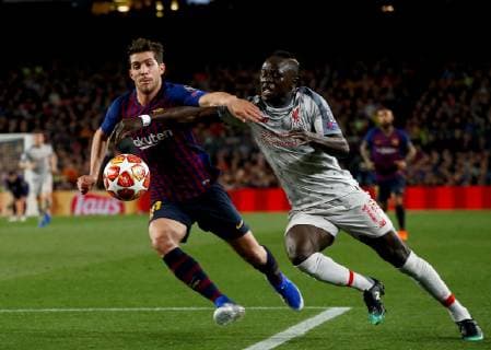 FC Barcelona Barca s Sergi Roberto vies for the ball with Liverpool s Mane during the UEFA Champions League first leg semifinal match between FC Barcelona and Liverpool in Barcelona, Catalonia, Spain, 01 May 2019. Barcelona - Liverpool !ACHTUNG: NUR REDAKTIONELLE NUTZUNG!  Copyright: xEnricxFontcubertax GRAF1659 20190501-636923448191865829