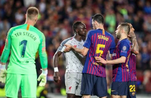 1st May 2019, Camp Nou, Barcelona, Spain; UEFA Champions League football, semi final 1st leg, FC Barcelona Barca versus Liverpool; Sergio Busquets of Barcelona confronts Sadio Mane of Liverpool after he clashed with Barcelona players  ActionPlus12129263 StevexFeeney