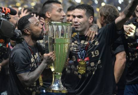 Dorlan Pabon (L) of Monterrey kisses the trophy after winning the CONCACAF Champions League final against Tigres at the BBVA stadium, in Monterrey, Mexico, 01 May 2019. Argentine midfielder Nicolas Sanchez scored the penalty with which Rayados de Monterrey tied 1-1 with the UANL Tigers (2-1 on aggregate) and with which they were crowned CONCACAF champions. Monterrey wins the CONCACAF Champions League !ACHTUNG: NUR REDAKTIONELLE NUTZUNG!  Copyright: xMiguelxSierrax AME8125 20190502-636923764416018645
