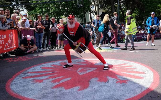 01 05 2019 xkhx Eschborn Frankfurt am Main Cycling race Cycling classic Cycling race Eschborn Frankfurt Eintracht Frankfurt is at the moment everywhere present also at the cycling race the devil poses on the Eintracht Frankfurt emblem
