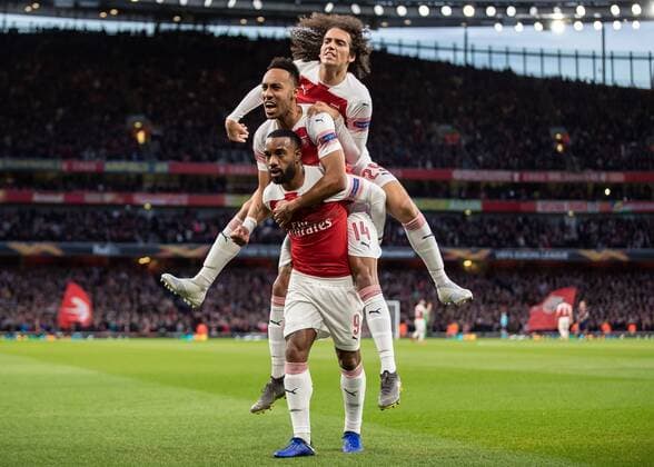 Sport Themen der Woche KW18 Sport Bilder des Tages Football - 2018 2019 UEFA Europa League - Semi-Final, First Leg: Arsenal vs. Valencia CF Pierre-Emerick Aubameyang (Arsenal FC) and Matteo Guendouzi (Arsenal FC) celebrate with Alexandre Lacazette (Arsenal FC) after the Arsenal forward scores the equalising goal at The Emirates. COLORSPORT DANIEL BEARHAM  csp_ars_val_020519_
