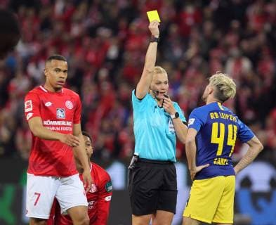 1 FSV Mainz 05 RB Leipzig referee Bibiana Steinhaus shows Kevin Kampl the yellow card Football 1 Bundesliga