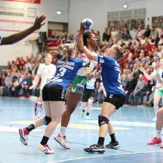 Prudence Kinlend Frisch Auf Goeppingen 10 vs. Laura Rueffieux HSG Blomberg Lippe 3 left and Gisa Klaunig HSG Blomberg Lippe 4 right HSG Blomberg Lippe vs. Frisch Auf Goeppingen 1 Women Bundesliga 04 05 2019 HSG Blomberg Lippe vs. Frisch Auf Goeppingen 1 Bundesliga Women 04 05 2019 Blomberg Copyright: xEIBNER JanxStrohdiekx EP_JSK