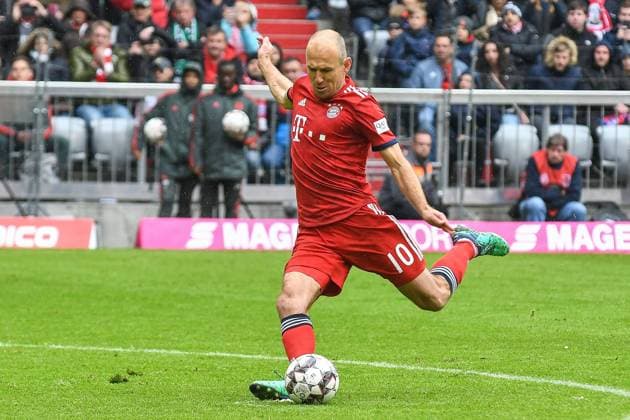 Free kick by Arjen Robben FC Bayern Muenchen 10 FC Bayern Muenchen Hannover 96 Bundesliga 04 05 2019 DFL REGULATIONS PROHIBIT ANY USE OF PHOTOGRAPHS AS IMAGE SEQUENCES AND OR QUASI VIDEO Muenchen Bayern Germany Copyright: xkolbert-press BurghardxSchreyerx