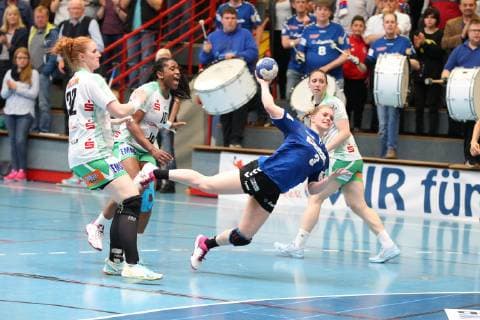 Laura Rueffieux HSG Blomberg Lippe 3 past Lina Krhlikar Frisch Auf Goeppingen 32 left Prudence Kinlend Frisch Auf Goeppingen 10 back and Anja Brugger Frisch Auf Goeppingen 2 right HSG Blomberg Lippe vs Frisch Auf Goeppingen 1 women Bundesliga 04 05 2019 HSG Blomberg Lippe vs Frisch Auf Goeppingen 1 Bundesliga women 04 05 2019 Blomberg Copyright: xEIBNER JanxStrohdiekx EP_JSK