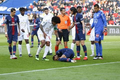 Neymar ( PSG ) blesse Franck Schneider ( Arbitre ) Bonfim Dante ( Nice ) Edinson Cavani ( PSG ) FOOTBALL : PSG vs Nice - Ligue 1 - 04 05 2019 GwendolineLeGoff Panoramic 