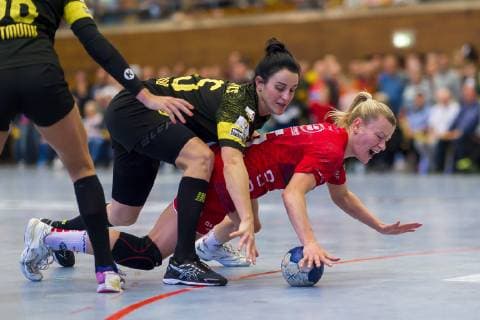 Bietigheim Germany 04 May 2019 HBF 18 19 SG BBM Bietigheim vs Borussia Dortmund v li Mira Emberovics Dortmund Antje Lauenroth Bietigheim Bietigheim Bissingen Viadukthalle Baden Württemberg Germany