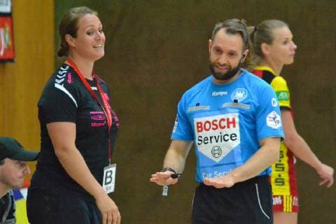 Tessa Bremmer Trainer Bad Wildungen in discussion with the referee Bensheim Flames vs HSG Bad Wildungen 35 30 Handball Bundesliga Frauen Bensheim Copyright: xEIBNER Bienefeldx EP_MBD