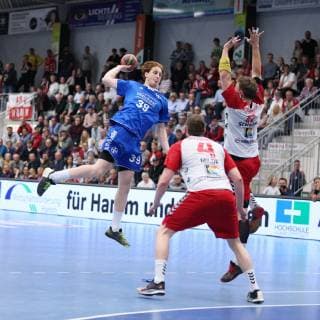 Lukas Stutzke TSV Bayer Dormagen 39 vs Oliver Milde ASV Hamm Westfalen 4 front and Jakob Schwabe ASV Hamm Westfalen 11 right ASV Hamm Westfalen vs TSV Bayer Dormagen Handball 2 Bundesliga 04 05 2019 ASV Hamm Westfalen vs TSV Bayer Dormagen Handball 2 Bundesliga 04 05 2019 Hamm Copyright: xEIBNER JanxStrohdiekx EP_JSK