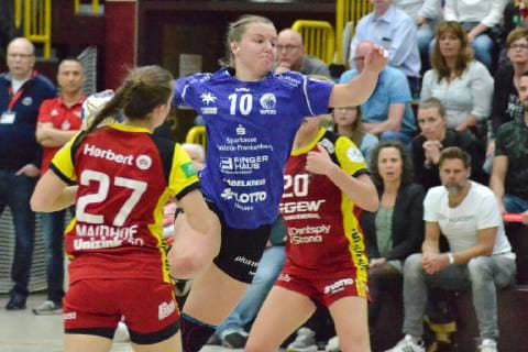 Maxi Muehlner 10 HSG Bad Wildungen at the goal throw Bensheim Flames vs HSG Bad Wildungen 35 30 Handball Bundesliga Women Bensheim Copyright: xEIBNER Bienefeldx EP_MBD