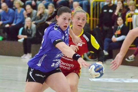 Sina Ritter 27 HSG Bad Wildungen in duel with Caroline Hettinger Bensheim Bensheim Flames vs. HSG Bad Wildungen 35 30 Handball Bundesliga Women Bensheim Copyright: xEIBNER Bienefeldx EP_MBD