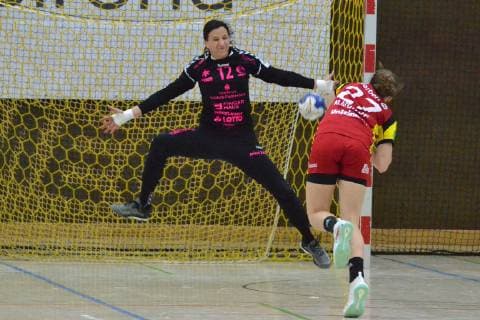 Sarah van Gulik 27 Bensheim meets Manuela Bruetsch 12 HSG Bad Wildungen Bensheim Flames vs. HSG Bad Wildungen 35 30 Handball Bundesliga Womens Bensheim Copyright: xEIBNER Bienefeldx EP_MBD