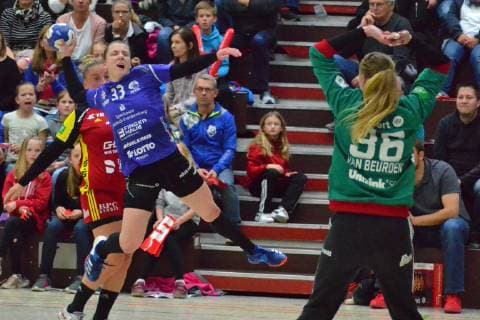 Anna Maria Spielvogel 33 HSG Bad Wildungen at the jump throw Bensheim Flames vs. HSG Bad Wildungen 35 30 Handball Bundesliga Women Bensheim Copyright: xEIBNER Bienefeldx EP_MBD