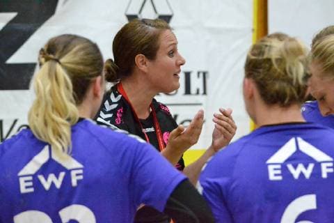 Tessa Bremmer Trainer HSG Bad Wildungen with instructions during a time-out Bensheim Flames vs. HSG Bad Wildungen 35 30 Handball Bundesliga Womens Bundesliga Bensheim Copyright: xEIBNER Bienefeldx EP_MBD