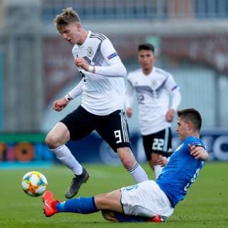 UEFA European Under-17 Championship Group D, Tallaght Stadium, Dublin 4 5 2019 Germany U17 U 17 vs Italy U17 Germany s Nick Woltemade is tackled by Lorenzo Pirola of Italy Nick Woltemade is tackled by Lorenzo Pirola 4 5 2019  Copyright: x©INPHO OisinxKeniryx inpho_01544907