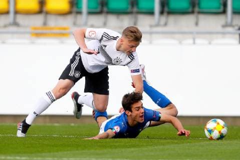 UEFA European Under-17 Championship Group D, Tallaght Stadium, Dublin 4 5 2019 Germany U17 U 17 vs Italy U17 Germany s Jannis Lang with Francesco Lamanna of Italy Jannis Lang with Francesco Lamanna 4 5 2019  Copyright: x©INPHO OisinxKeniryx inpho_01544914