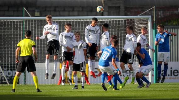 UEFA European Under-17 Championship Group D, Tallaght Stadium, Dublin 4 5 2019 Germany U17 U 17 vs Italy U17 Italy s Sebastiano Esposito takes a free kick Sebastiano Esposito takes a free kick 4 5 2019  Copyright: x©INPHO OisinxKeniryx inpho_01545015