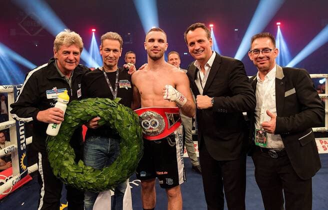 Sport Themen der Woche KW18 Sport Bilder des Tages 04.05.2019, xmkx, Boxen IBF Boxgala, Frankfurt am Main - Boxabend emspor, v.l. Siegerehrung Leon Bunn, Gewinner (DFL DFB REGULATIONS PROHIBIT ANY USE OF PHOTOGRAPHS as IMAGE SEQUENCES and or QUASI-VIDEO) Frankfurt am Main *** 04 05 2019 xmkx Boxing IBF Boxgala Frankfurt am Main Boxing evening emspor v l Award ceremony Leon Bunn Winner DFL DFB REGULATIONS PROHIBIT ANY USE OF PHOTOGRAPHS as IMAGE SEQUENCES and or QUASI VIDEO Frankfurt am Main