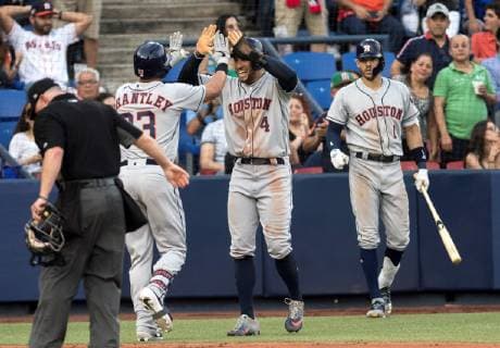 AME9088. MONTERREY (MÉXICO), 04 05 2019.- Michael Brantley (L) and George Springer (C) of the Houston Astros celebrate a run durante el primer partido de una serie de dos juegos por las Grandes Ligas de Béisbol MLB Baseball Herren USA que enfrenta a los Astros de Houston y a los Angelinos de Los Ángeles este sábado, en Monterrey (México). Houston Astros vs Los Angeles Angels !ACHTUNG: NUR REDAKTIONELLE NUTZUNG!  Copyright: xMiguelxSierrax AME9115 20190505-636926253132701521