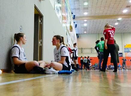 Disappointment after the final whistle at Rabea Neßlage Bremen Jennifer Börsen Bremen and goalkeeper Marie Andresen Bremen v l Handball Frauen 2 Liga 2018 19 BSV Sachsen Zwickau SV Werder Bremen 29 25 am 4 5 2019 BSV Sachsen Zwickau SV Werder Bremen