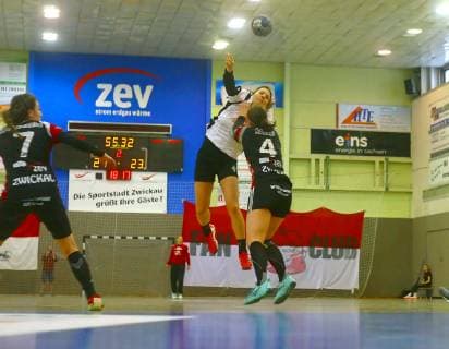 Goalscoring by Merle Heidergott Bremen right Isa Sophia Rösike Zwickau left Josepha Kallenberg Zwickau Handball women 2 League 2018 19 BSV Sachsen Zwickau SV Werder Bremen 29 25 am 4 5 2019 BSV Sachsen Zwickau SV Werder Bremen