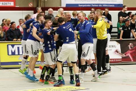 TuS Ferndorf EHV Aue 04 05 2019 Giant cheers from EHV Aue team after 29 28 victory over TuS Ferndorf Kreuztal Stählerwiese Germany