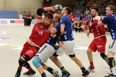 TuS Ferndorf EHV Aue 04 05 2019 From left Thomas Rink TuS Ferndorf can assert himself against Bengt Bornhorn Kevin Roch EHV Aue to 20 19 Marijan Basic TuS Ferndorf Benas Petreikis EHV Aue Kreuztal Stählerwiese Germany