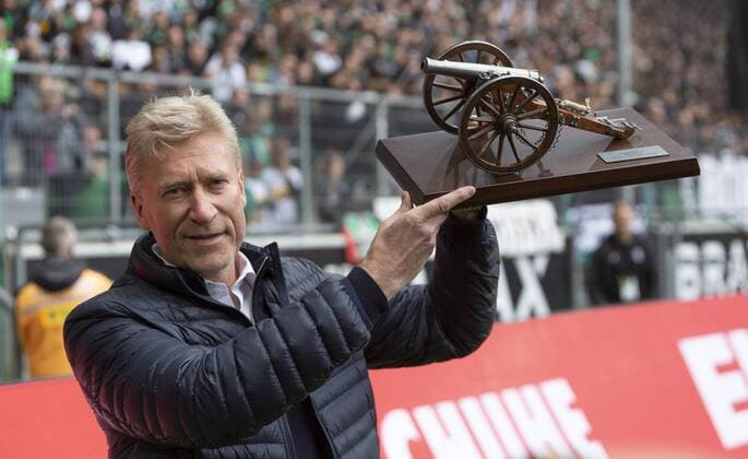 Former Gladbach footballer Uwe Rahn receives the Kicker Torjaegerkannone as the best scorer of the 1986 season 1987 Football Bundesliga 2018 2019 Stadium Borussia Park Borussia Moenchengladbach vs TSG 1899 Hoffenheim 2 2 Sport Soccer Bundesliga 2018 2019 Borussia Moenchengladbach vs TSG 1899 Hoffenheim 2 2 Stadium Borussia Park former Gladbach soccer player Uwe Rahn receives Torjaegerkannone as best goalscorer of the 1986 Season 1987 DFL REGULATIONS PROHIBIT ANY USE OF PHOTOGRAPHS AS IMAGE SEQUENCES AND OR QUASI VIDEO sports football Bundesliga 2018 2019 Borussia Moenchengladbach vs TSG 1899 Hoffenheim 2 2 Stadium Borussia Park the former Gladbach footballer Uwe Rahn presents the kicker Torjaegerkanone as the best goal scorer in the season 1986 1987 DFL REGULATIONS PROHIBIT ANY USE OF PHOTOGRAPHS AS IMAGE SEQUENCES AND OR QUASI VIDEO