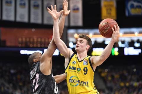 Jonas Mattisseck ALBA left litter Cameron Wells Würzburg ALBA Berlin s Oliver Würzburg Basketball easy Credit BBL men men men men men season 2018 2019 Berlin 5 5 2019 Mercedes Benz Arena