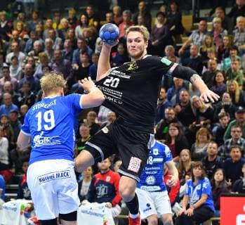 on the ball Nils Kretschmer Dresden against Markus Stegefelt Hüttenberg HC Elbflorenz Dresden against TV Hüttenberg Handball 2 League of Men 2 Bundesliga Season 2018 2019 Dresden BallsportARENA Dresden 05 05 2019