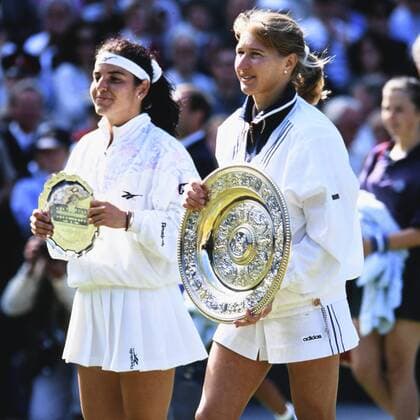 GRAF Stefanie Steffi GER Siegerin Finale Frauen gegen SANCHEZ VICARIO Arantxa bei der Siegerehrung Tennis All England Lawn Tennis 1996 in Wimbledon am 06.Juli 1996 in Wimbledon *** GRAF Stefanie Steffi GER Winner final women against SANCHEZ VICARIO Arantxa at the award ceremony tennis All England Lawn Tennis 1996 in Wimbledon on 06 July 1996 in Wimbledon 