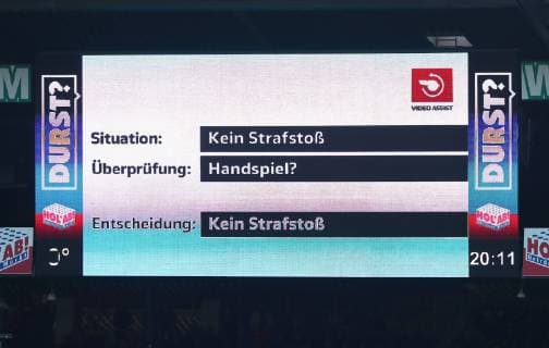 Samstag 04.05.2019, Saison 2018 2019, 1. Bundesliga, 32. Spieltag im Bremer Weserstadion, SV Werder Bremen - BVB 09 Borussia Dortmund, Entscheidung des Video Assists auf der Anzeigentafel: Kein Strafstoß - Handspiel DFL REGULATIONS PROHIBIT ANY USE OF PHOTOGRAPHS AS IMAGE SEQUENCES AND OR QUASI-VIDEO. *** Saturday 04 05 2019 Season 2018 2019 1 Bundesliga 32 Matchday at Bremen Weserstadion SV Werder Bremen BVB 09 Borussia Dortmund Video Assists decision on the scoreboard No penalty kick Handball DFL REGULATIONS PROHIBIT ANY USE OF PHOTOGRAPHS AS IMAGE SEQUENCES AND OR QUASI VIDEO