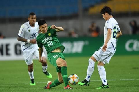 (190507) -- BEIJING, May 7, 2019 (Xinhua) -- Wang Gang (C) of China s Beijing FC vies with Kim Jinsu (R) of South Korea s Jeonbuk Hyundai Motors FC the group G match between China s Beijing FC and South Korea s Jeonbuk Hyundai Motors FC at the 2019 AFC Champions League in Beijing, capital of China, May 7, 2019. (Xinhua Ju Huanzong) (SP)CHINA-BEIJING-SOCCER-AFC CHAMPIONS LEAGUE-GROUP G 