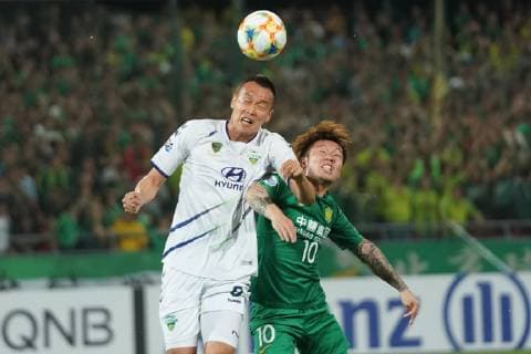 (190507) -- BEIJING, May 7, 2019 (Xinhua) -- Zhang Xizhe (R) of China s Beijing FC vies with Kim Shinwook of South Korea s Jeonbuk Hyundai Motors FC during the group G match between China s Beijing FC and South Korea s Jeonbuk Hyundai Motors FC at the 2019 AFC Champions League in Beijing, capital of China, May 7, 2019. (Xinhua Ju Huanzong) (SP)CHINA-BEIJING-SOCCER-AFC CHAMPIONS LEAGUE-GROUP G 