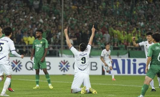 (190507) -- BEIJING, May 7, 2019 (Xinhua) -- Kim Shinwook (C) of South Korea s Jeonbuk Hyundai Motors FC celebrates scoring during the group G match between China s Beijing FC and South Korea s Jeonbuk Hyundai Motors FC at the 2019 AFC Champions League in Beijing, capital of China, May 7, 2019. (Xinhua Ju Huanzong) (SP)CHINA-BEIJING-SOCCER-AFC CHAMPIONS LEAGUE-GROUP G 
