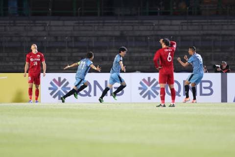(190507) -- KAWASAKI, May 7, 2019 (Xinhua) -- Shogo Taniguchi (C) of Japan s Kawasaki Frontale celebrates scoring during the Group H match between China s Shanghai SIPG FC and Japan s Kawasaki Frontale at the 2019 AFC Champions League in Kawasaki, Japan, May 7, 2019. (Xinhua Du Xiaoyi) (SP)JAPAN-KAWASAKI-SOCCER-AFC CHAMPIONS LEAGUE-GROUP H 