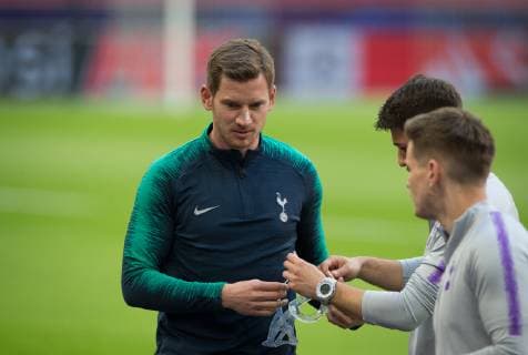 Jan Vertonghen of Spurs is handed a face mask during the training & press conference PK Pressekonferenz ahead of the Champions League semi-final 2nd league match between Ajax & Tottenham Hotspur at Johan Cruyff Arena, ArenA Boulevard 1, 1101 AX Amsterdam, Netherlands on 7 May 2019. Copyright: xAndyxRowlandx PMI-2815-0001