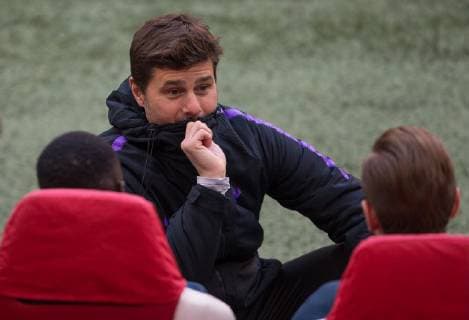 Spurs Manager Mauricio Pochettino talks to Harry Kane of Spurs during the training & press conference PK Pressekonferenz ahead of the Champions League semi-final 2nd league match between Ajax & Tottenham Hotspur at Johan Cruyff Arena, ArenA Boulevard 1, 1101 AX Amsterdam, Netherlands on 7 May 2019. Copyright: xAndyxRowlandx PMI-2815-0018