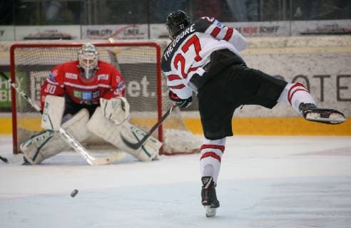 Ice hockey Eishockey - Stars in Wien, AUT vs CAN VIENNA,AUSTRIA,07.MAI.19 - ICE HOCKEY - Stars in Wien, Austria vs Canada. Image shows Shea Theodore (CAN) and David Kickert (AUT). GEPAxpictures xMarioxKneisl
