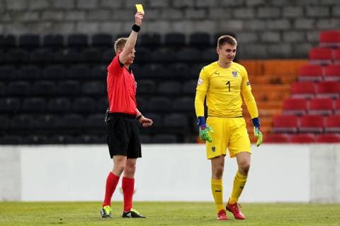 UEFA European Under-17 Championship Group D, City Calling Stadium, Co. Longford 7 5 2019 Italy U17 U 17 vs Austria U17 Austria goalkeeper Nikolas Polster receives a yellow card from referee Jorgen Burchardt Nikolas Polster receives a yellow card from Jorgen Burchardt 7 5 2019  Copyright: x©INPHO LaszloxGeczox LG1_0325