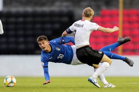 Sport Bilder des Tages UEFA European Under-17 Championship Group D, City Calling Stadium, Co. Longford 7 5 2019 Italy U17 U 17 vs Austria U17 Italy s Sebastiano Esposito is tackled by Matthias Braunoder of Austria Sebastiano Esposito is tackled by Matthias Braunoder 7 5 2019  Copyright: x©INPHO LaszloxGeczox LG1_0212