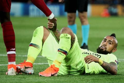 Futbol, Liverpool vs Barcelona El jugador del Barcelona Arturo Vidal se toma un respiro en el estadio Anfield Road de Barcelona, Espana. 7 05 2019 Joan Monfort Photosport Liverpool vs Barcelona Champions League 2018 