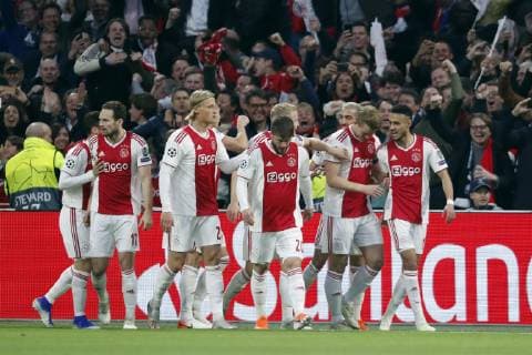 (l-r) Daley Blind of Ajax, Kasper Dolberg of Ajax, Lasse Schone of Ajax, Donny van de Beek of Ajax, Hakim Ziyech of Ajax, Matthijs de Ligt of Ajax, Noussair Mazraoui of Ajax during the UEFA Champions League semi final match Ajax Amsterdam and Tottenham Hotspur FC at the Johan Cruijff Arena on May 08, 2019 in Amsterdam, The Netherlands UEFA Champions League 2018 2019 xVIxVIxImagesx xMauricexvanxSteenxIVx 14402695