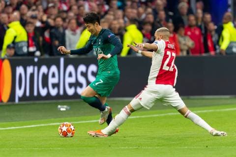 Amsterdam Netherlands 08 05 2019 UEFA Champions League 2018 19 Season Semi finals Semi finals 2nd leg Ajax Amsterdam Tottenham Hotspur FC Heung min Son Tottenham Hotspur and Hakim Ziyech Ajax Amsterdam in the duel battle for the ball DeFodi001