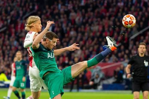 Amsterdam Netherlands 08 05 2019 UEFA Champions League 2018 19 Season Semi finals Semi finals 2nd leg Ajax Amsterdam Tottenham Hotspur FC Kasper Dolberg Ajax Amsterdam and Jan Vertonghen Tottenham Hotspur in the duel battle for the ball DeFodi001