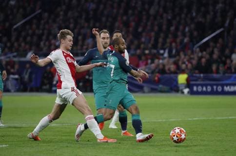 Lucas Moura of Tottenham scores their first goal (2-1) during the UEFA Champions League match at the Johan Cruyff Arena, Amsterdam. Picture date: 8th May 2019. Picture credit should read: David Klein Sportimage EDITORIAL USE ONLY. No use with unauthorised audio, video, data, fixture lists, club league logos or live services. Online in-match use limited to 120 images, no video emulation. No use in betting, games or single club league player publications. SPI-0075-0066